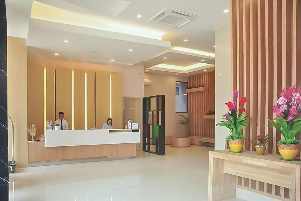 Hotel Mutiara Mitra Reddoorz 파당시뎀푸안 외부 사진
